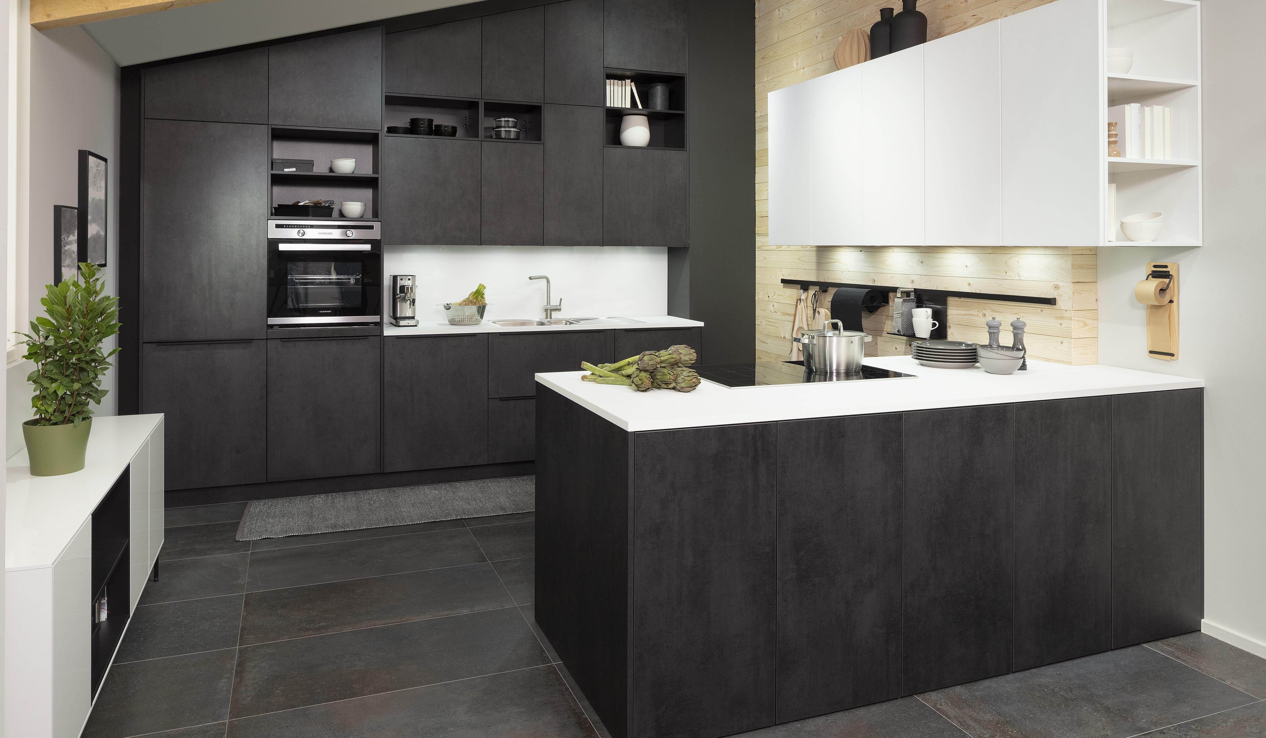 Concept130 Front: Comet Spachtelbeton schwarz Kunststoff strukturiert Murano Bril Kristallweiss Designglas eingefasst APL: Kristallweiß Perfect Sense 25 mm Geräte Blaupunkt Spüle und Armatur: Franke  Features: Dachschräge, Maßeinbau, Sideboard, offene Regale mit Downlights.