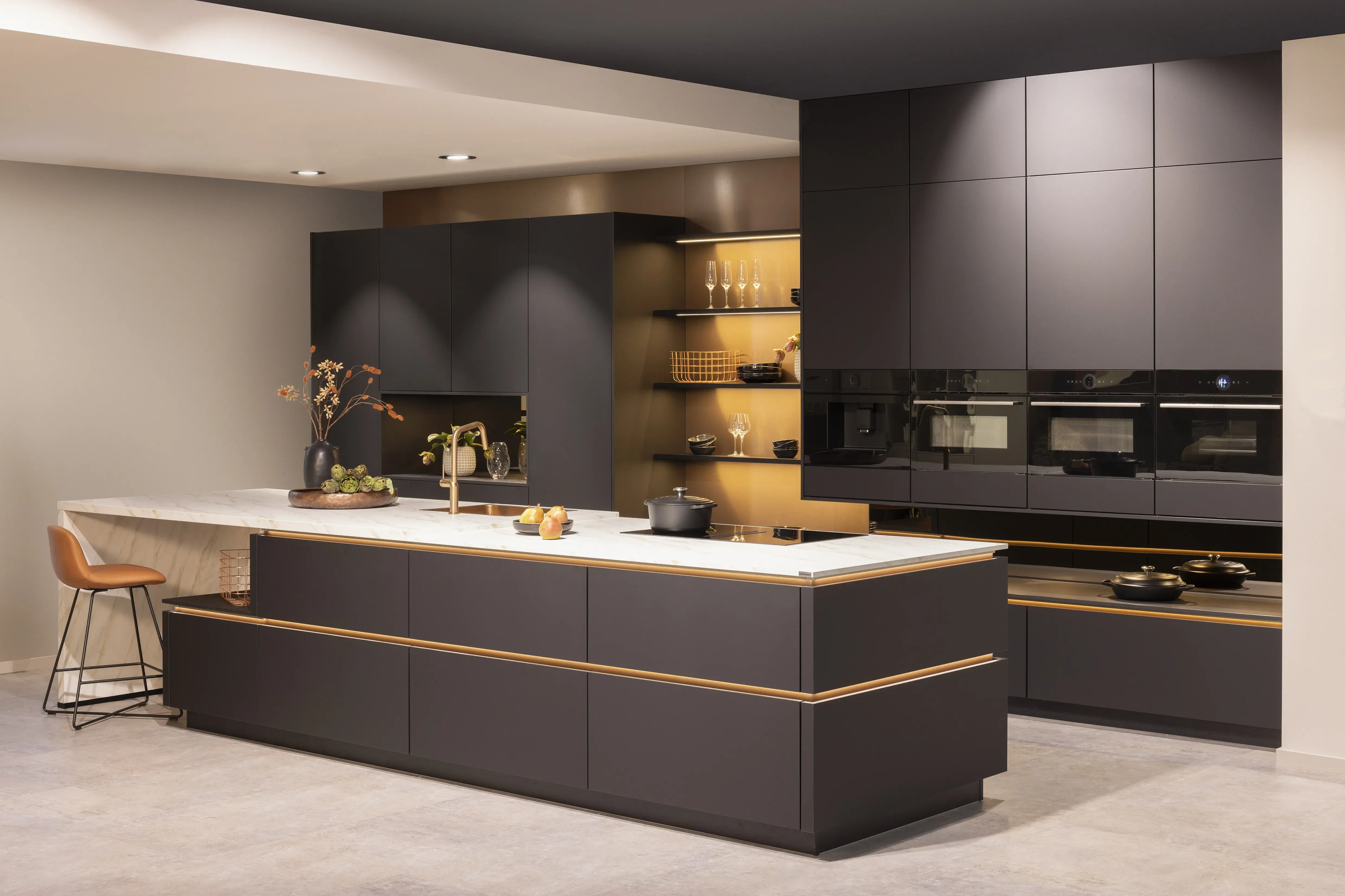 APL: 324 Marmor Carrara Bronze NB Korpus: 127 Schwarz Front: 496 Senso Lack Schwarz Premium matt Griff: Bronze Metallic (Line N) Geräte: Bosch Armatur: Gessi  Spüle: Rodi  Features: Neue Front in Trendfarbe Schwarz matt, Nischenelement mit Spielerückwand Farbe Bronze, beleuchtete Griffleiste, Push to open, neuer Schubkasten, Korpusfarbe schwarz, neues Nischendekor Bronze Glas, Trendfarbe Bronze (Eurocucina Milano), APL in Marmoroptik, Spülbecken und Armatur in Bronze, beleuchtete Regalleisten,Vorratsschrank
