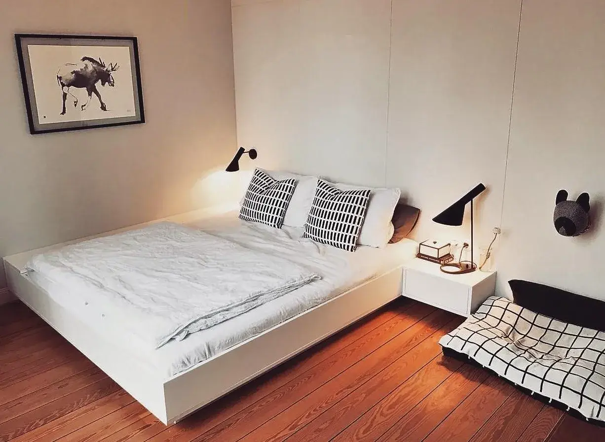 Schafzimmer mit Bett und zusätzlichem Hundebett daneben. 