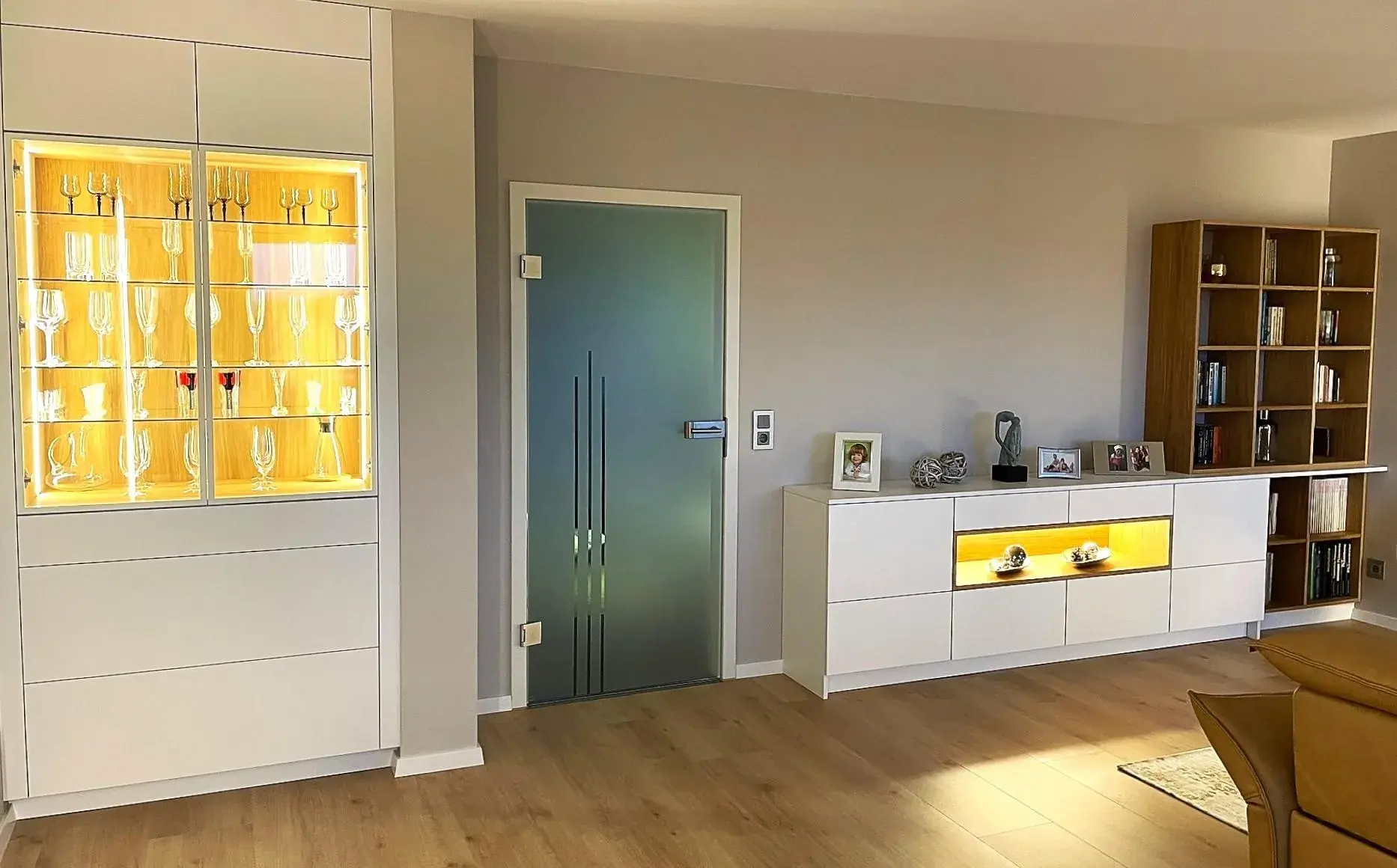 Wohnzimmer mit Vitrine, Sideboard und Bücherregal.