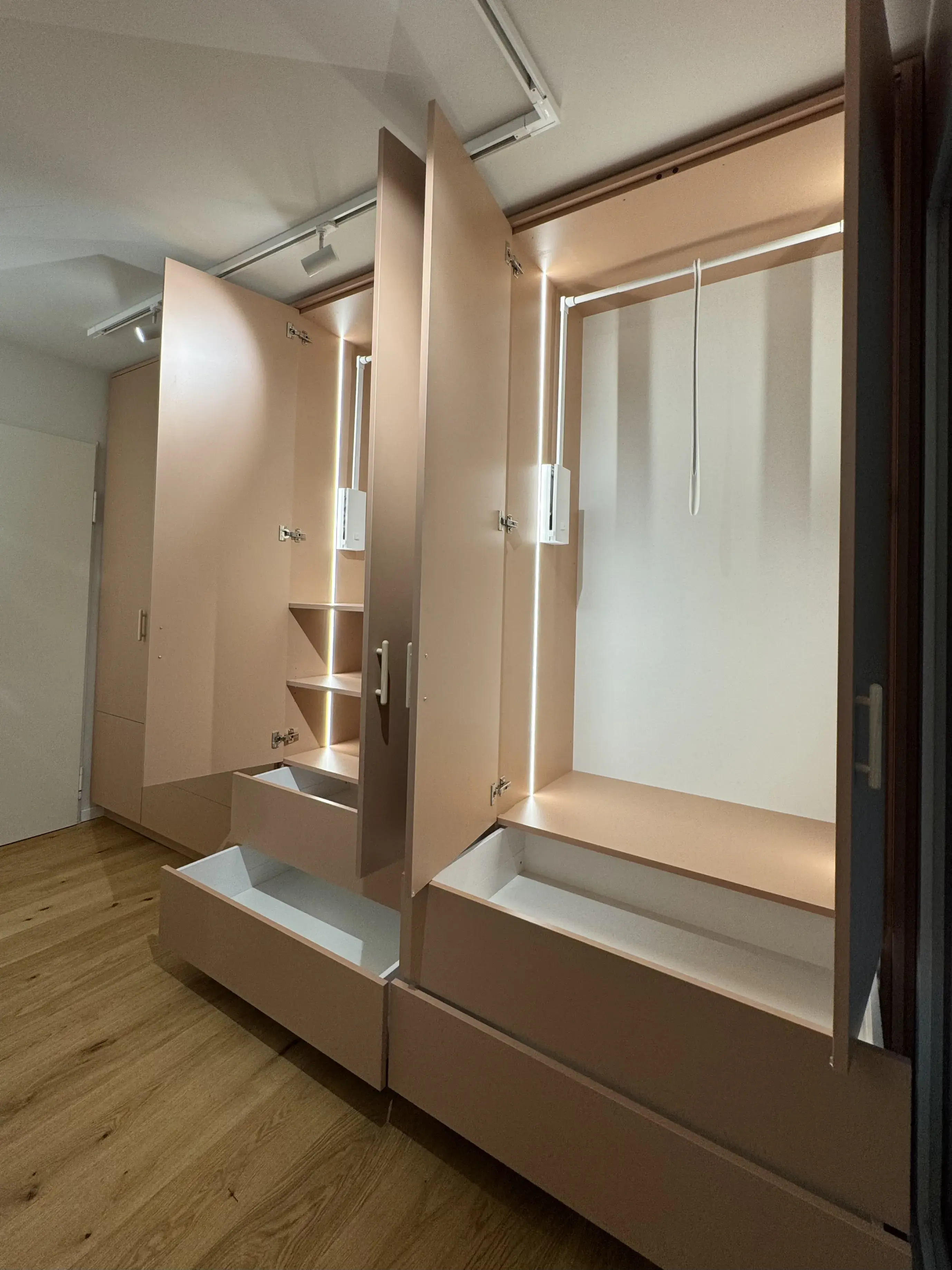 Garderobenschrank apricot